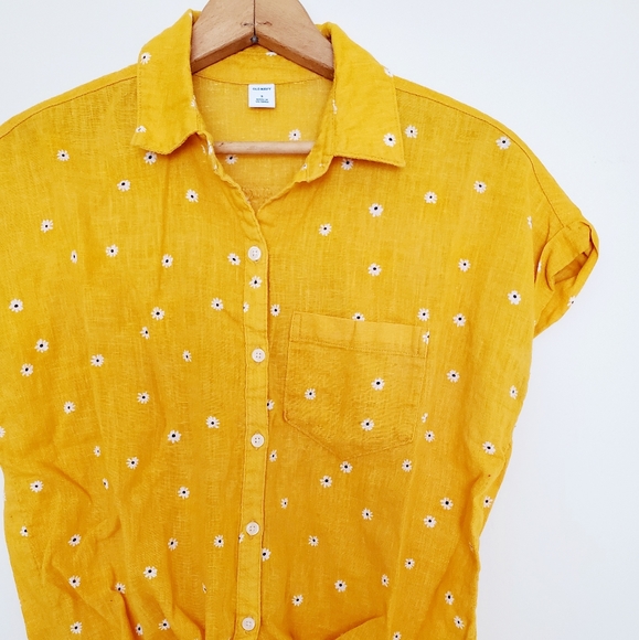 3/$10 Old Navy front tie yellow daisy shirt - Picture 6 of 6
